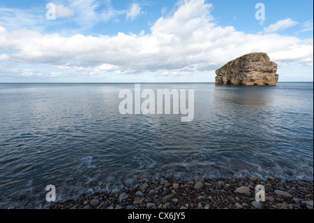 La côte, mer et rochers à Marsden Bay près de Whitburn County Durham, entre les rivières de Tyne et Wear UK Banque D'Images