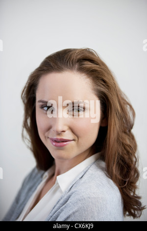 Une jeune femme brune, smiling Banque D'Images