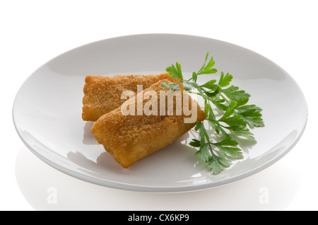 - Poulet et poireaux poireaux fromage servi avec de la salade. Banque D'Images