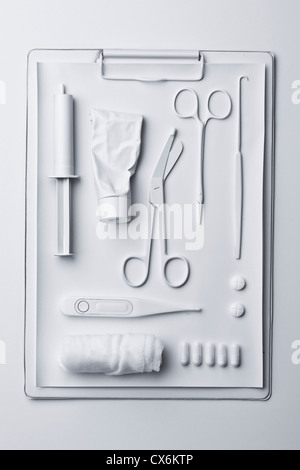 Médicaments et de matériel médical peint en blanc et disposés sur un presse-papiers Banque D'Images