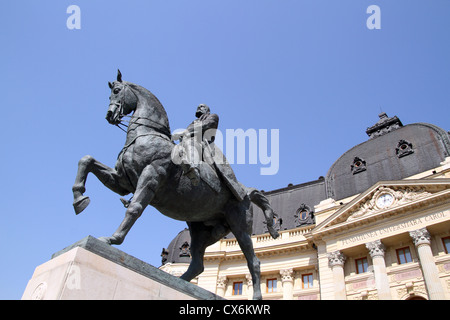 Le roi Carol I statue à l'extérieur de la Bibliothèque centrale sur la place de la Révolution, Bucarest, Roumanie Banque D'Images