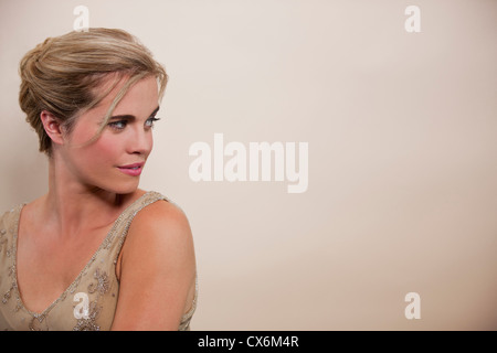 Une jeune femme avec ses cheveux, jusqu'à la Par-dessus son épaule Banque D'Images