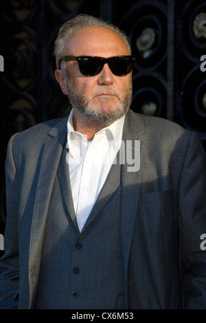 George Galloway portant des lunettes de soleil prêt à parler à Bradford en septembre 2012 Banque D'Images