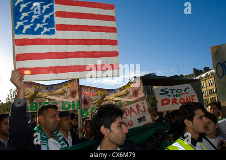 US flag affiche de cesser les attaques de drones au Pakistan Manifestation à Bradford en septembre 2012 Banque D'Images