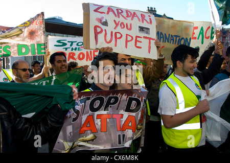 Foule à l'arrêt des attaques de drones au Pakistan Manifestation à Bradford en septembre 2012 Banque D'Images