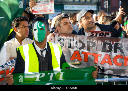Le Pakistan Masque de visage et foule à cesser les attaques de drones au Pakistan Manifestation à Bradford en septembre 2012 Banque D'Images