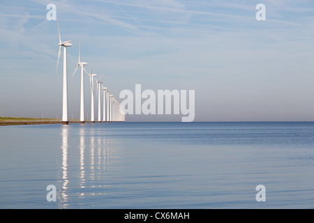 Éoliennes offshore néerlandais dans une mer calme Banque D'Images