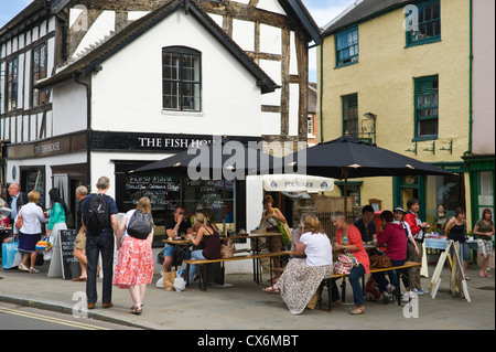 Les gens de manger en plein air à l'extérieur restaurant de poissons au cours de Ludlow Food Festival 2012 Ludlow Shropshire England UK Banque D'Images