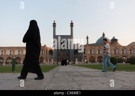 Femme portant le hijab en à de de l'Imam mosquée de Naghsh-i Jahan Square à Isfahan, Iran Banque D'Images