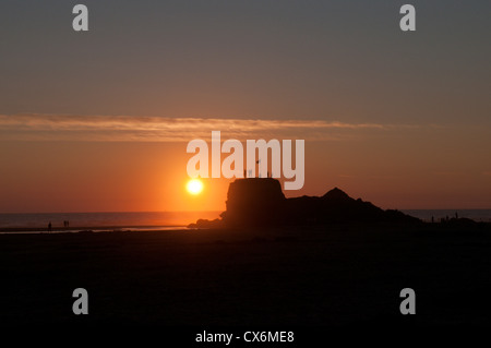 Les gens au-dessus de chapelle Rock, plage de Perran, Broad Oak, Cornwall, UK. Le coucher du soleil. Juillet. À marée basse. Banque D'Images