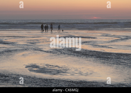 Sur la plage au-delà chapelle Rock à Rolvenden, Cornwall, UK. Le coucher du soleil. Juillet. À marée basse. Banque D'Images