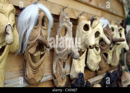 Masques sculptés en bois à vendre à Bran, Transylvanie, Roumanie. Ils sont en vente dans les magasins de souvenirs aux côtés de Dracula. Banque D'Images