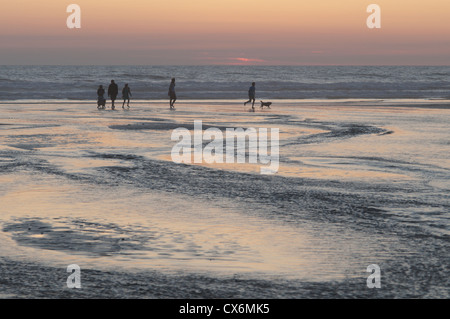 Sur la plage au-delà chapelle Rock à Rolvenden, Cornwall, UK. Le coucher du soleil. Juillet. À marée basse. Banque D'Images