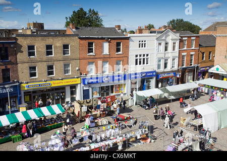 Le marché en plein air place du marché, dans le Lincolnshire Bourg de Gainsborough. Banque D'Images