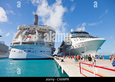 Les navires de croisière dans le port de Philipsburg, Saint-Martin Banque D'Images