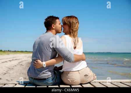 Couple sur une plage et profiter de leur lune de miel Banque D'Images