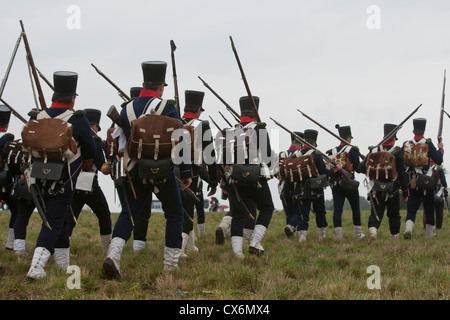 Environ trois mille hommes et une poignée de femmes de raviver les 1812 bataille de Borodino entre Français et Russe armées Banque D'Images