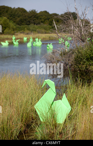 Le Land Art appelée "Origamis", réalisé par Antoine MILIAN, l'artiste plasticien français. Origami et les canards. Banque D'Images