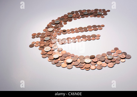 Pièces de monnaie de l'Union européenne organisé en un symbole de l'Euro Banque D'Images