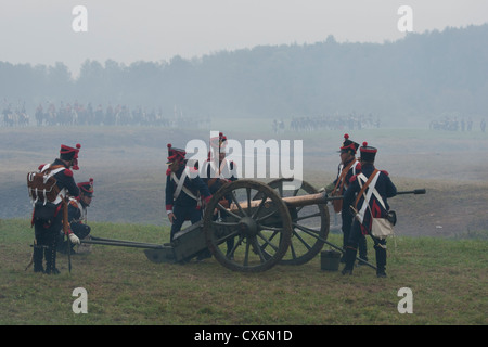 Environ trois mille hommes et une poignée de femmes de raviver les 1812 bataille de Borodino entre Français et Russe armées Banque D'Images