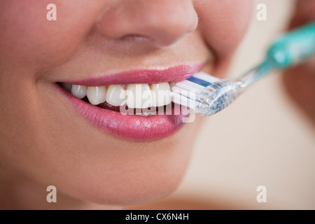 Une jeune femme se brosser les dents, Close up Banque D'Images
