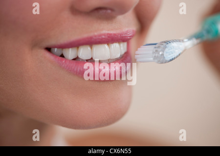 Une jeune femme se brosser les dents, Close up Banque D'Images