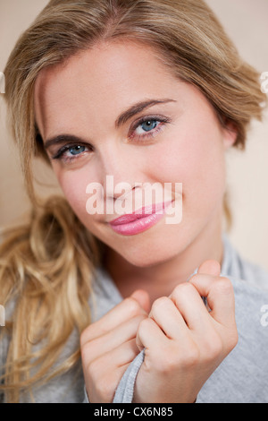 Une jeune blonde woman smiling Banque D'Images