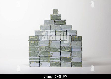 Cinq billets pliés dans des boîtes rectangulaires et empilés en une pyramide Banque D'Images