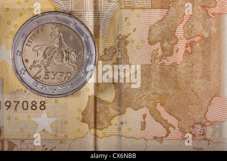 Détail d'un billet de cinquante euros avec une pièce de deux euros sur le dessus de celui-ci Banque D'Images