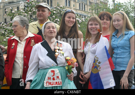 Anciens combattants russes célébrant la victoire de la DEUXIÈME GUERRE MONDIALE, le jour de la Victoire sur près du Théâtre Bolchoï à Moscou Banque D'Images