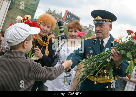 Anciens combattants russes célébrant la victoire de la DEUXIÈME GUERRE MONDIALE, le jour de la Victoire sur près du Théâtre Bolchoï à Moscou Banque D'Images