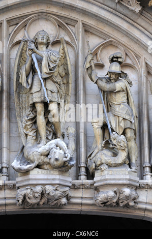 Bruxelles, Belgique. La Grand Place. Mairie / Hôtel de Ville. Détail façade St Michel terrassant Satan, St Georges tuant le dragon Banque D'Images