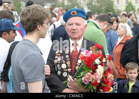 Anciens combattants russes célébrant la victoire de la DEUXIÈME GUERRE MONDIALE, le jour de la Victoire sur près du Théâtre Bolchoï à Moscou Banque D'Images