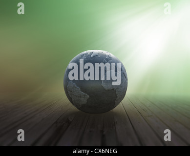 Une carte du monde globe métallique sur une ancienne terrasse en bois Banque D'Images