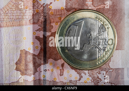 Détail d'un billet de dix euros avec une pièce de un euro au-dessus d'elle Banque D'Images