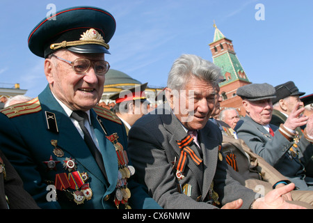 Anciens combattants russes à la place Rouge à Moscou, Russie, regardant une parade militaire, le jour de la Victoire Banque D'Images