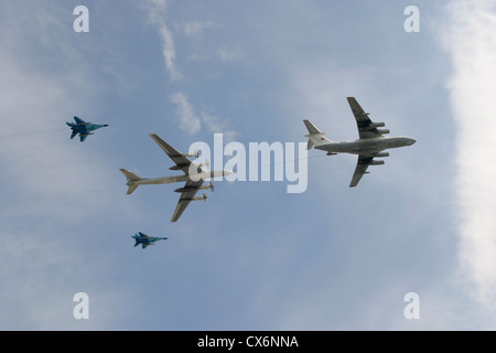 Les avions militaires russes, y compris un IL-78 aerial refueling tanker, un Tu-95MS et deux MiG-29, passant sur la Place Rouge à Moscou Banque D'Images