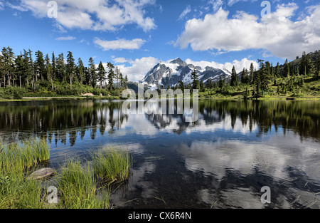 Shuksan Mt avec Photo Lake en premier plan dans l'état de Washington Banque D'Images