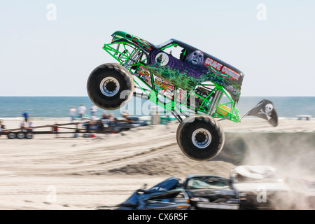 Fossoyeur au monster truck show/concurrence sur la plage, Wildwood, NJ Banque D'Images