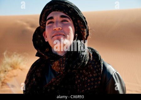 Un jeune homme souriant berbère dans le désert du Sahara Banque D'Images