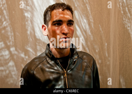 Un homme debout devant une toile de gaze blanche. Banque D'Images