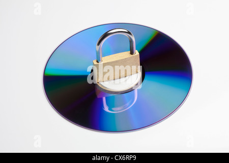 Un disque compact avec un cadenas dessus Banque D'Images