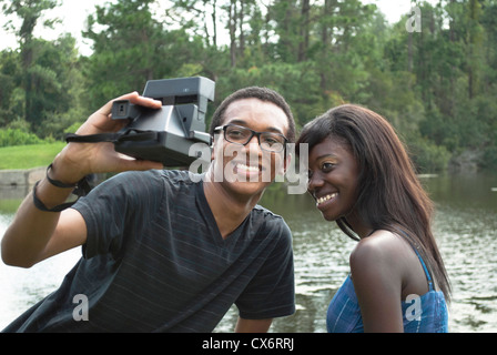 Couple de prendre une photo Banque D'Images