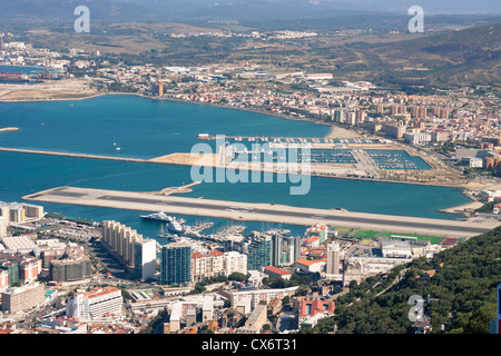 La ville de Gibraltar, piste de l'aéroport et de La Linea de la Concepcion, vue d'en haut du rocher de Gibraltar. Banque D'Images