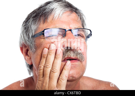 Close up of senior man malheureux avec dents douloureux, isolé sur fond blanc. Banque D'Images