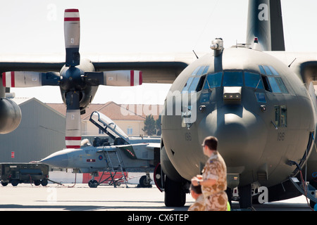 Détail de Lockheed C-130 Hercules de transport militaire à turbopropulseur à RAF l'aéroport de Gibraltar. 2 juillet 2012, Gibraltar, Royaume-Uni. Banque D'Images