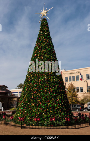 Arbre de Noël et décorations à Market Street park à The Woodlands Banque D'Images