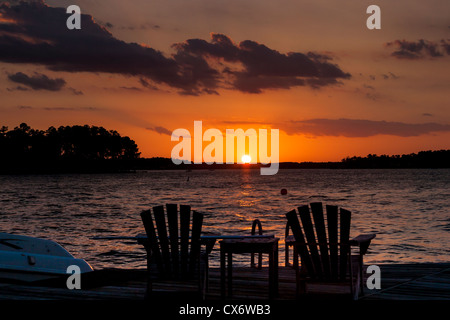 Silhouettes de chaises de plage à Sunset sur le lac Conroe, Texas. Banque D'Images