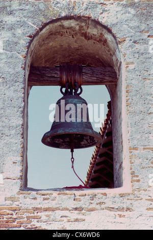 La mission de San Juan Capistrano, California, USA - Bell suspendus dans le Campanario (clocher-mur) Banque D'Images