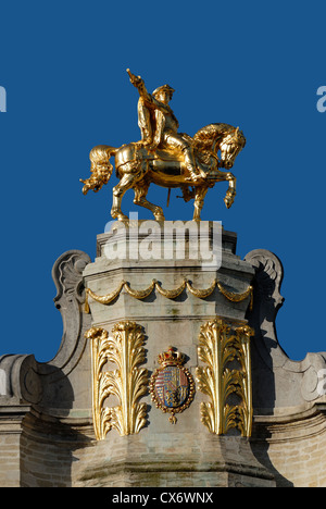 Bruxelles, Belgique. Grand-place. Statue dorée de Charles de Lorraine, (1712-1780, duc de Chevreuse, cardinal français) sur la maison L'arbre D'Or Banque D'Images